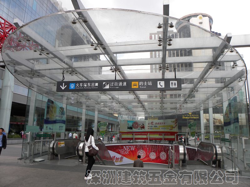 150系列不銹鋼駁接爪在深圳地鐵口的工程實例 150系列不銹鋼駁接爪在深圳地鐵口的工程實例