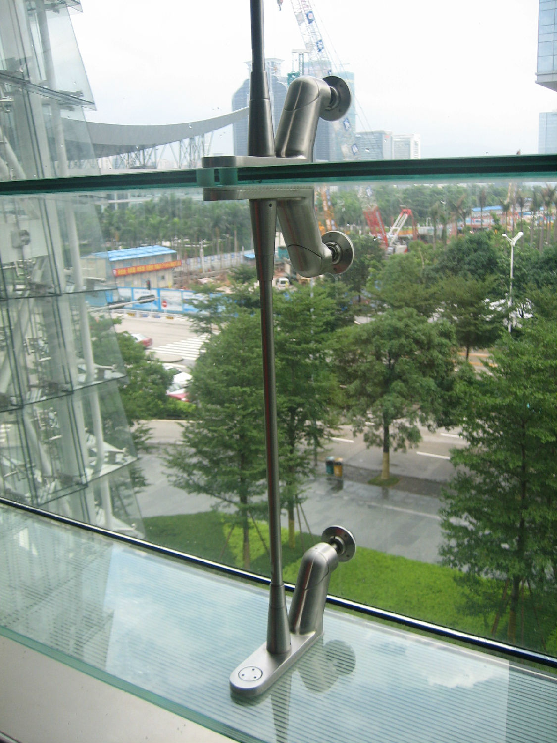 不銹鋼拉桿在中茵假日酒店的工程案例