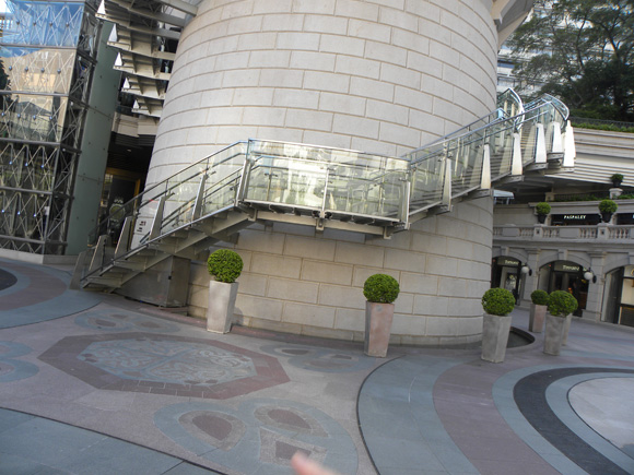 不銹鋼樓梯立柱在香港城的工程案例.jpg 不銹鋼樓梯立柱在香港城的工程案例.jpg