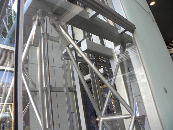 不銹鋼拉桿在香港城的工程案例. 不銹鋼拉桿在香港城的工程案例.