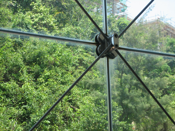 玻璃免開孔駁接件和不銹鋼拉索的結(jié)構(gòu)圖.jpg 玻璃免開孔駁接件和不銹鋼拉索的結(jié)構(gòu)圖.jpg