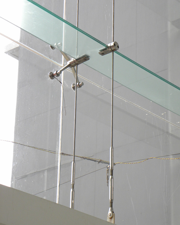 南山醫(yī)療器械產(chǎn)業(yè)園中不銹鋼拉索和玻璃肋通過過索器連接在一起.jpg 南山醫(yī)療器械產(chǎn)業(yè)園中不銹鋼拉索和玻璃肋通過過索器連接在一起.jpg