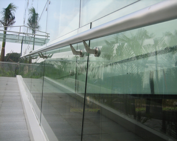 半島城邦中不銹鋼護(hù)欄和扶手駁接件的案例圖.jpg 半島城邦中不銹鋼護(hù)欄和扶手駁接件的案例圖.jpg