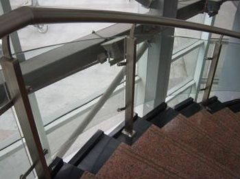 不銹鋼立柱在寫字樓的應(yīng)用 不銹鋼立柱在寫字樓的應(yīng)用