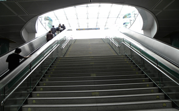 深圳地鐵不銹鋼樓梯立柱扶手案例