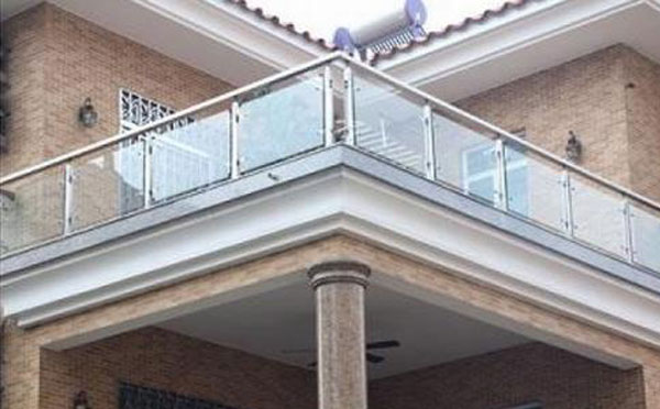 不銹鋼陽(yáng)臺(tái)玻璃護(hù)欄 不銹鋼陽(yáng)臺(tái)玻璃護(hù)欄