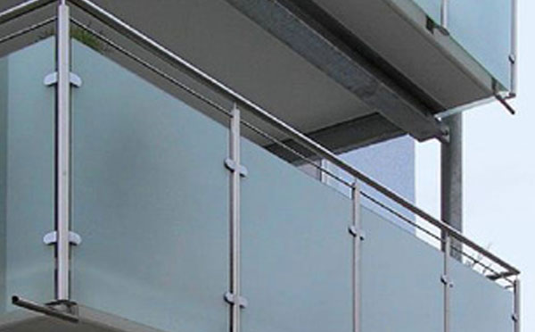 1.05米的不銹鋼玻璃護(hù)欄高度的安裝效果圖 1.05米的不銹鋼玻璃護(hù)欄高度的安裝效果圖