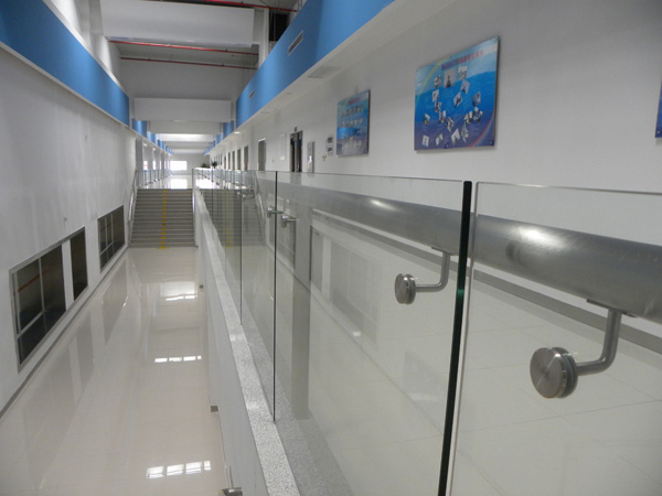 不銹鋼扶手玻璃護(hù)欄 不銹鋼扶手玻璃護(hù)欄