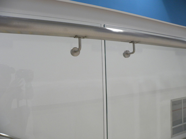 不銹鋼扶手與玻璃鏈接安裝 不銹鋼扶手與玻璃鏈接安裝