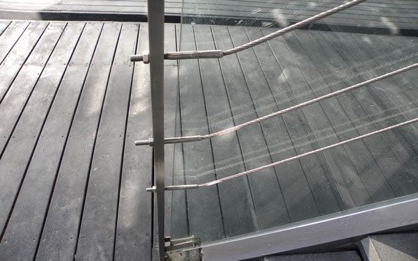 不銹鋼穿鋼絲繩立柱工程圖片 不銹鋼穿鋼絲繩立柱工程圖片