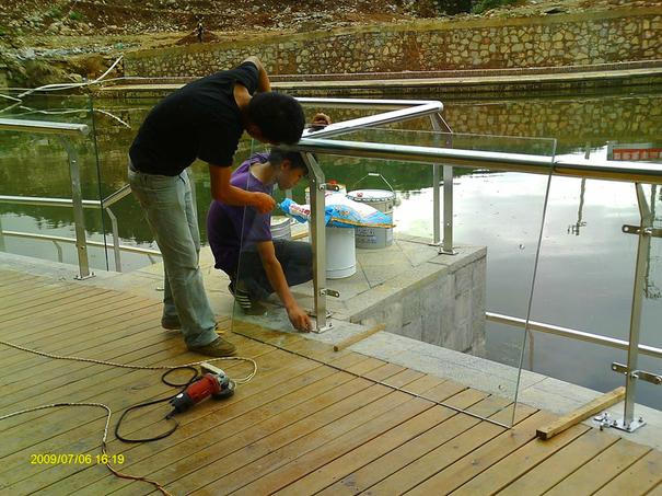 不銹鋼扁鋼立柱安裝現(xiàn)場 不銹鋼扁鋼立柱安裝現(xiàn)場