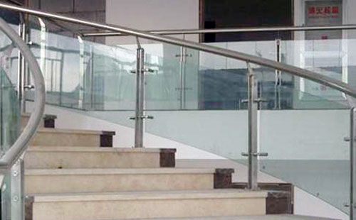 不銹鋼樓梯扶手采用扁鋼立柱的安裝效果圖 不銹鋼樓梯扶手采用扁鋼立柱的安裝效果圖