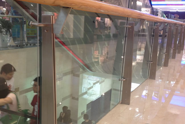 不銹鋼玻璃護(hù)欄 不銹鋼玻璃護(hù)欄