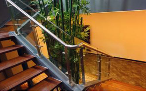 不銹鋼玻璃欄桿在樓梯扶手的安裝運用 不銹鋼玻璃欄桿在樓梯扶手的安裝運用