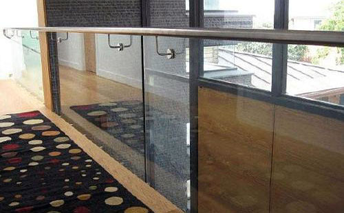 室外不銹鋼玻璃護(hù)欄立柱 室外不銹鋼玻璃護(hù)欄立柱