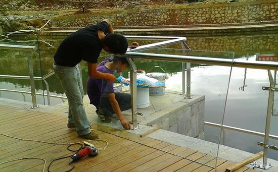 不銹鋼立柱安裝現(xiàn)場 不銹鋼立柱安裝現(xiàn)場