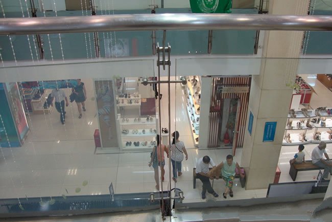 不銹鋼護(hù)欄玻璃隔斷 不銹鋼護(hù)欄玻璃隔斷