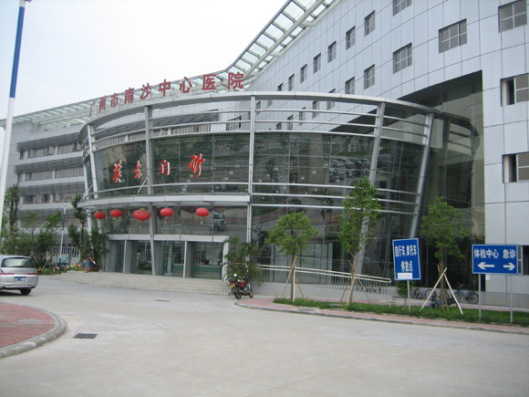 廣州市南沙中心醫(yī)院的點(diǎn)式玻璃幕墻配件工程案例